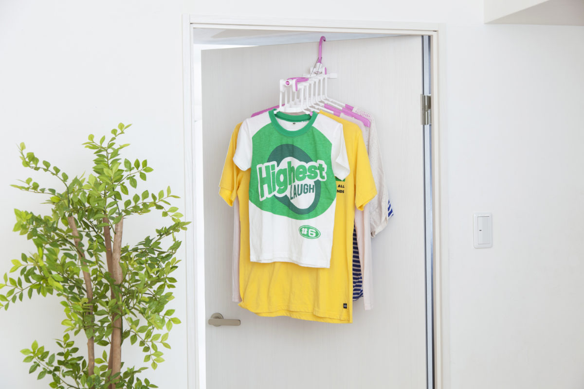 室内でも屋外でも シャツやタオル干しに大活躍のシャツハンガー もっちろん スリムに収納ok アイセン オンラインショップ
